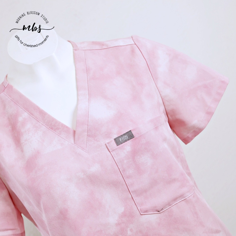 FIGS V-Neck Tie Dye Cloud Wash Single Pocket Scrub Top Pink Women S - Picture 10 of 11